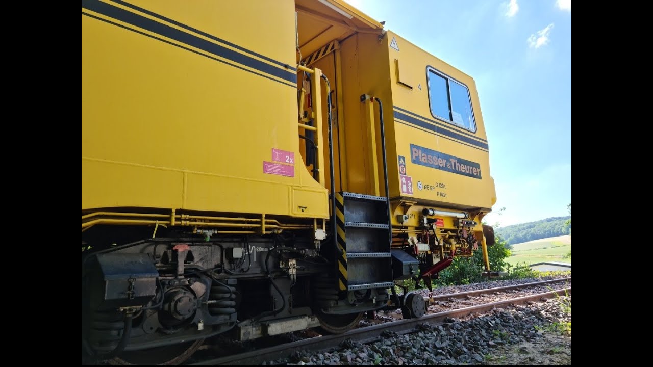 Stopfmaschine UNIMAT 09-32/4s DYNAMIC und Schotterpflug auf der TWE / (06/2022)