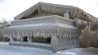 Ледяной шторм превратил здания в ледяные дома