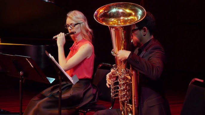 Eski yotoqxonada porno tomosha qiling Katta eshakka tegish