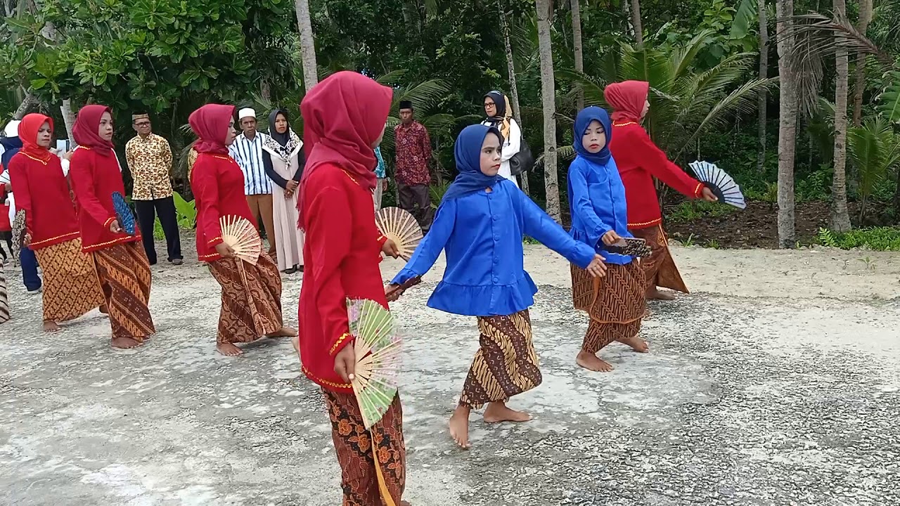 Tarian daerah yg berasal dari desa uat