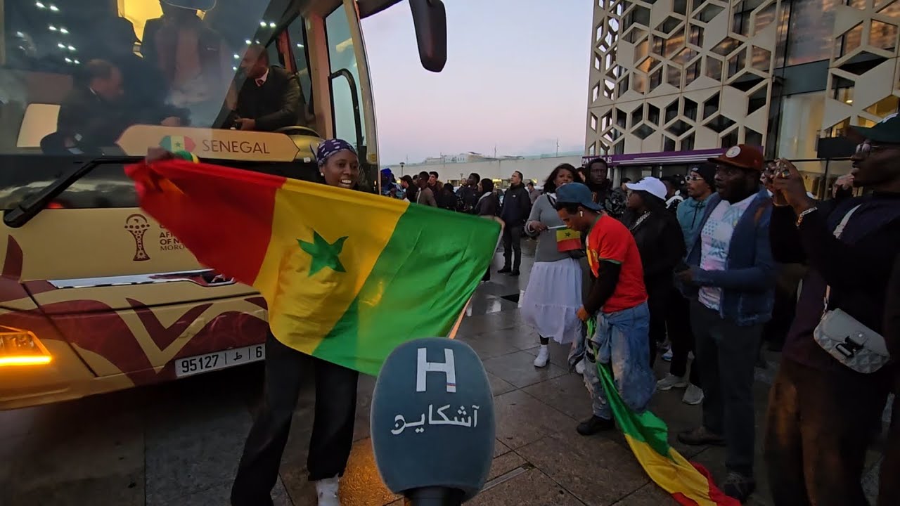 جماهير غفيرة استقبلت  المنتخب السنغالي لحظة وصوله إلى الرباط  استعدادا للفينال