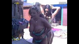 BBVIP Fanny, Sara e Kelly refrescavam se com a mangueira e Tino as observava