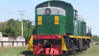 Зелёный милый красавец! Тепловоз ТГМ4 1785 выезжает из депо тёплым июньским днём в Евпатории!