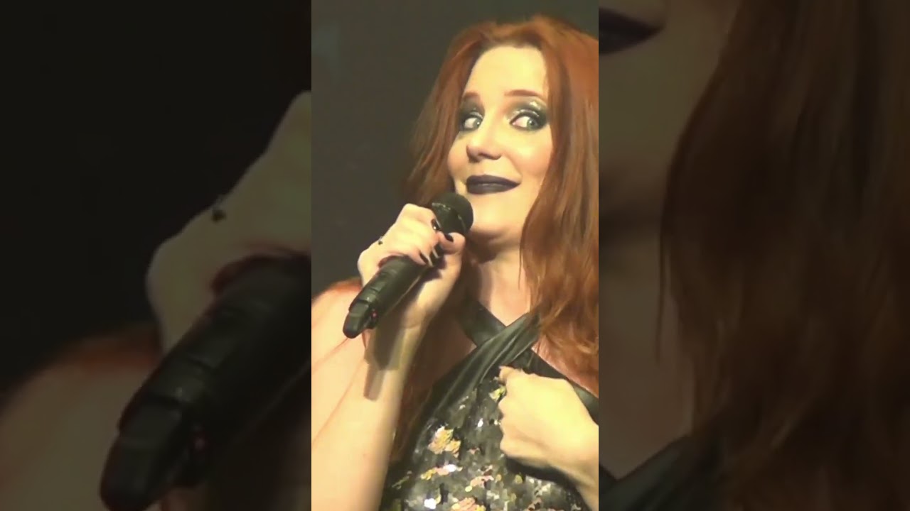 Simone Simons Epica funny moment with the audience 😍 "mamacita" 😂