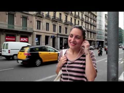 ¿Qué escucha la gente que pasea con auriculares?