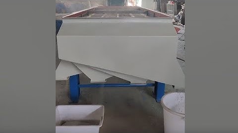 Square vibrating screen with belt conveyor