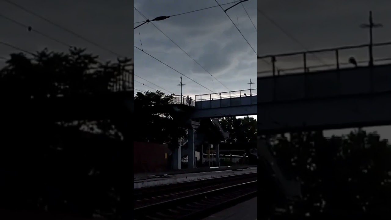 Железнодорожная станция тучи объявления диктора пассажиры из проходящих поездов Train station clouds