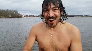 Alex from Peru winter baths  in Sweden