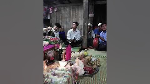 Thầy mo Lạng Sơn than và đọc rót rượu tế trong đ.á.m t.a.n.g người nùng