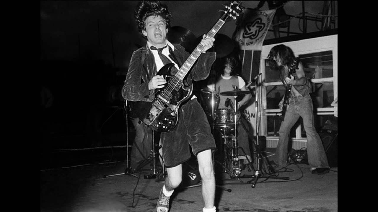 AC/DC - Highway To Hell (Pictures From The Highway To Hell Tour 1979-80 ...