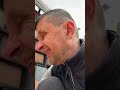 На парапети паркану керамічні елементи