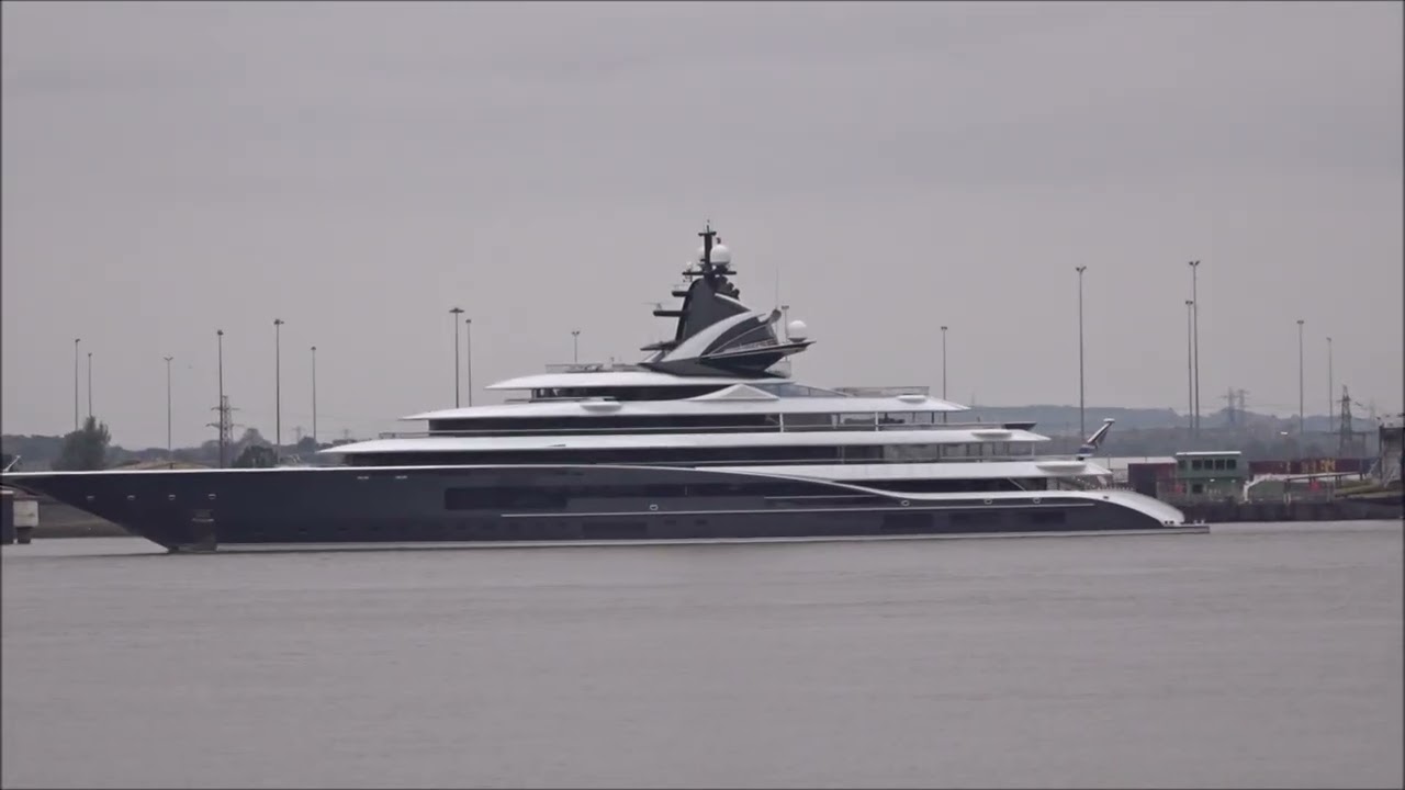 Kismet (£3m per Week) Sails Past Gravesend  Oct 10, 2025