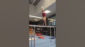 Guy Shows off Impressive Gymnastics Skills on Parallel Bars - 1374165-2
