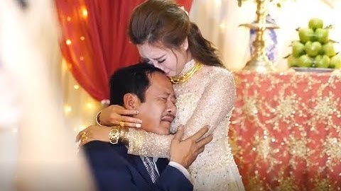 Bố ôm con gái bật khóc nức nở, bịn rịn trong ngày cưới con đi lấy chồng