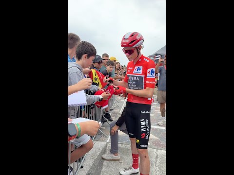 Jonas Vingegaard always has time for his fans ✍️❤️