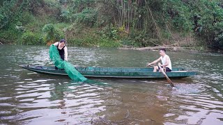 Set a bagua net, cast a long fishing line, and harvest a lot of shrimp fish in the peaceful river