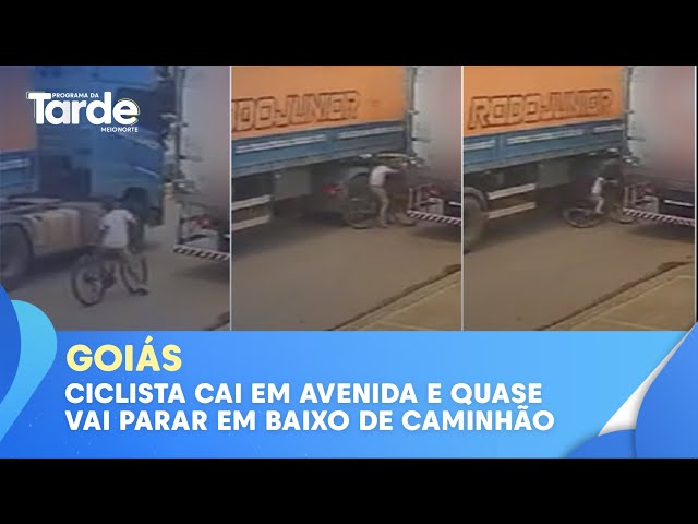 Ciclista cai em avenida e por um triz não vai parar debaixo de