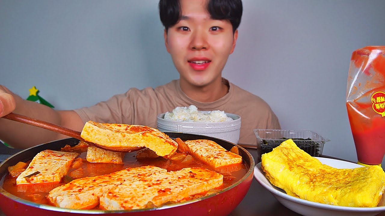 돼지고기김치찌개와 아내가 만든 계란말이. 이사 후 제일 먹고 싶던 음식입니다.