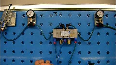 pneumatic circuit with an air powered time delay