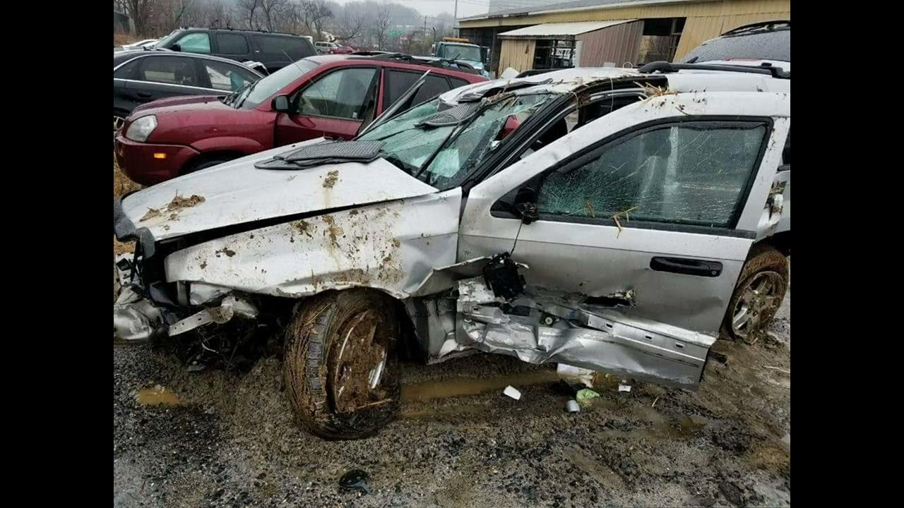 Jeep Grand Cherokee Destroyed, driver walked away safe. - YouTube