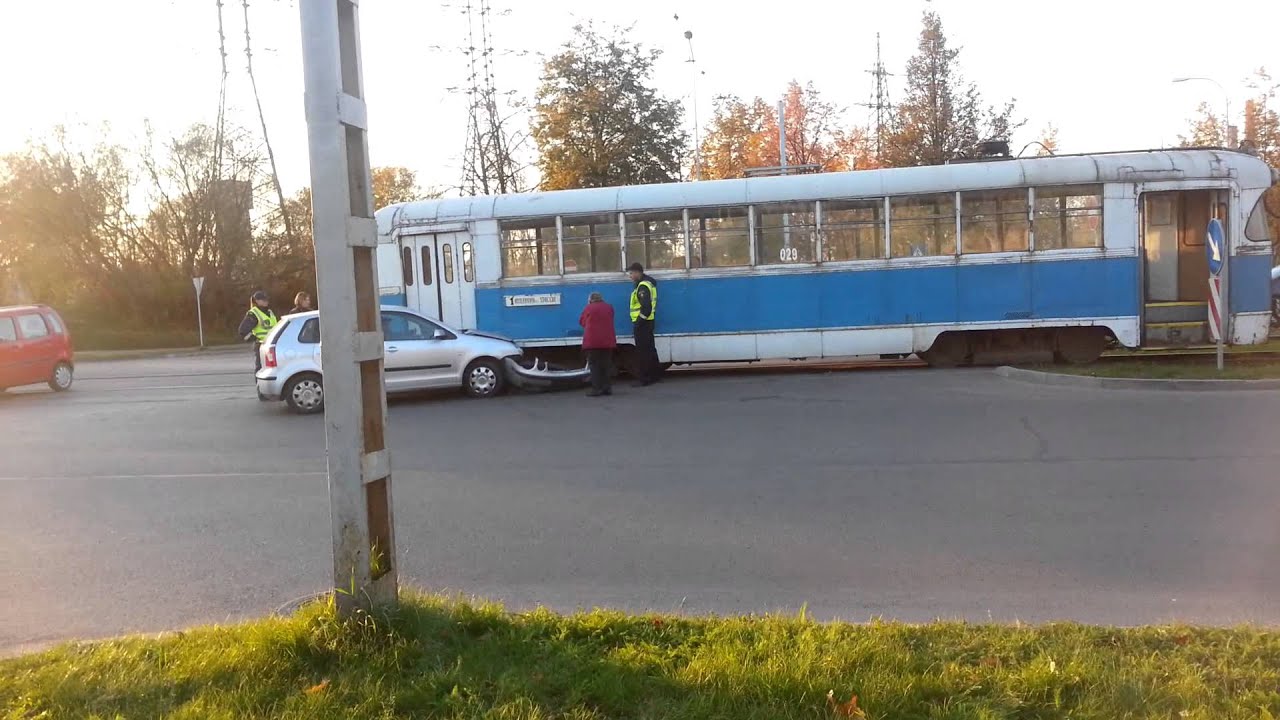 Авария машина пополам