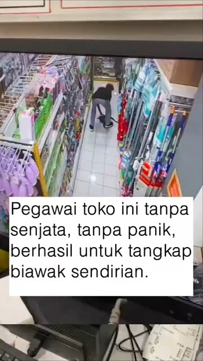 Tanpa S3nj4t4 dan Tanpa Panik, Pegawai Toko Ini Berhasil T4ngk4p Biawak Sendirian! 😲