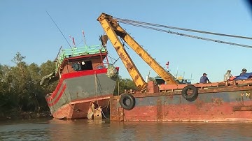 Tin Tức 24h : Nhiều tàu cá ngư dân Quảng Bình bị mắc cạn sau bão số 10