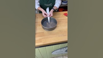 Kitchen Hack: How to line a round cake tin