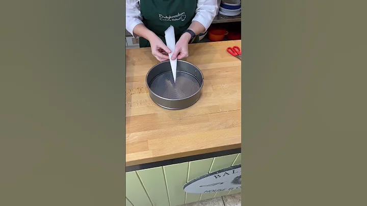Kitchen Hack: How to line a round cake tin