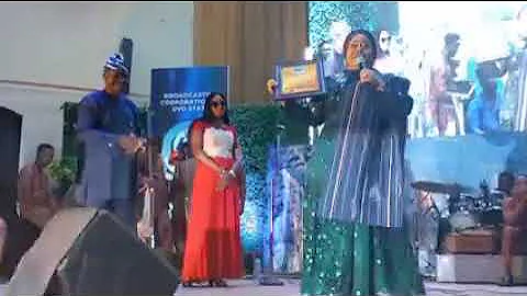Toyin Adegbola aka "Asewo to re Mecca" dances to receive Entertainment Icon Award from BCOS.
