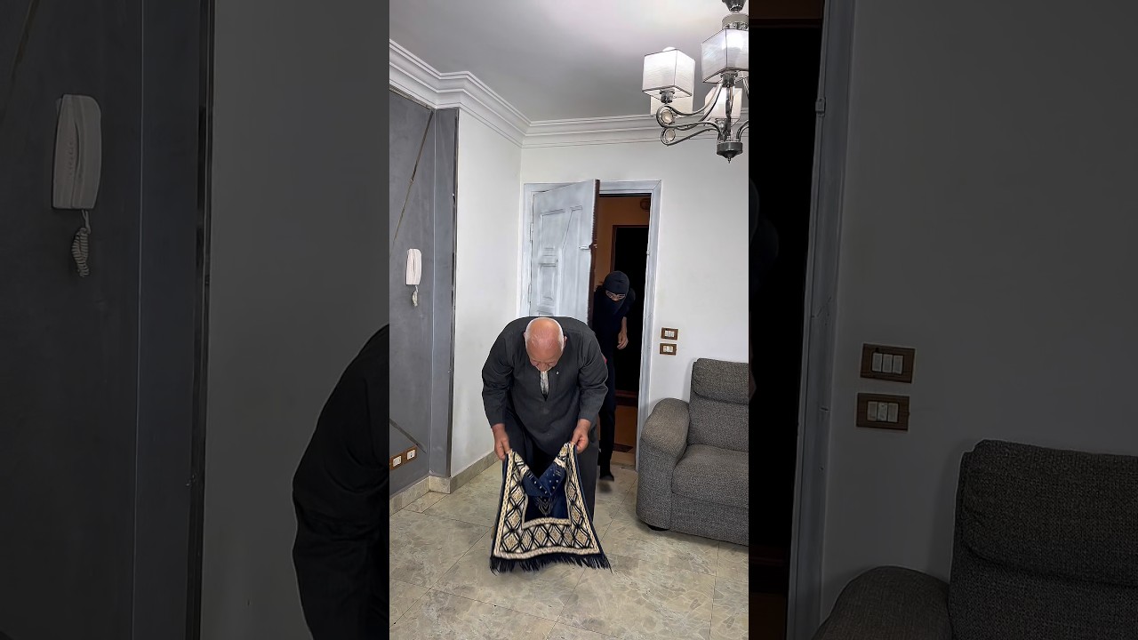 شخص مقنّع اقتحم المكان وقت الصلاة… والصدمة كانت في آخر ثانية😱