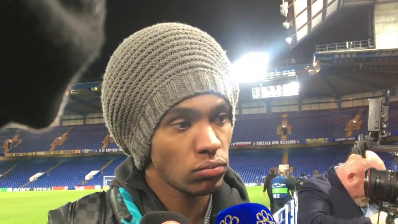 Willian: I didn't miss  - I hit the post!