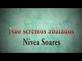 Não seremos abalados - Nívea Soares LEGENDADO [Lyric Vídeo]