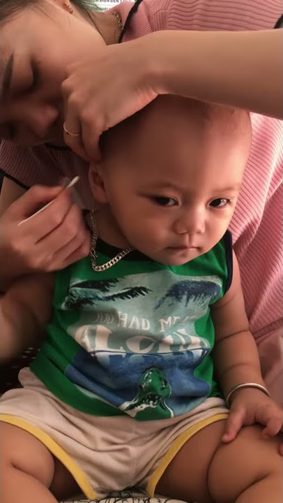 Em bé được mẹ lấy ráy tai - Nhìn mặt phê pha siêu dễ thương