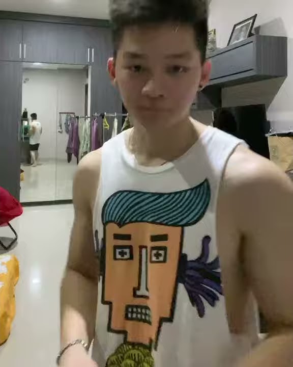 Edward Candra flexing muscle