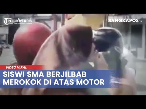 Seorang siswi SMA berjilbab sedang merokok di atas motor,diduga di Ponorogo, Jawa Timur