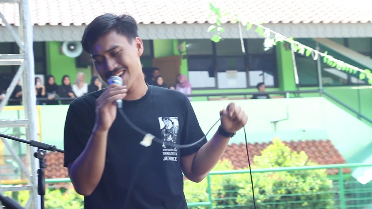 Sempurna - Climbing (Live At SMA 105 Jakarta) - YouTube