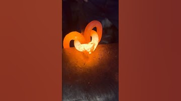 Forge welding chain. #blacksmith #makingvideos #forgewelding