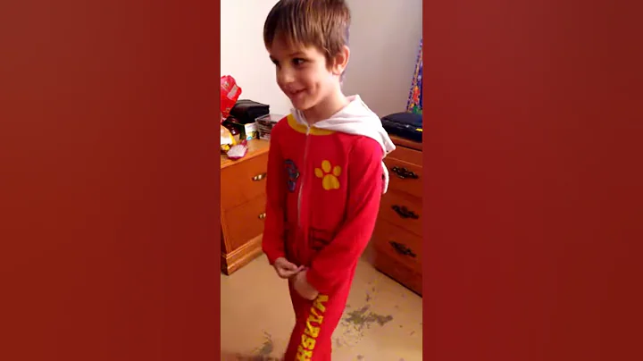 My baby brother tray to dance and sing