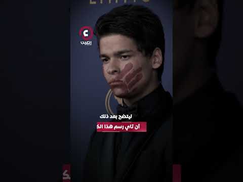  الرسالة الخفية كف أحمر على فم ممثل كندي