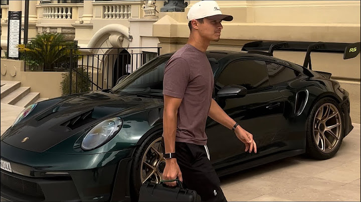 Lando Norris med sin Porsche GT3 RS på Monte Carlo Casino i Monaco