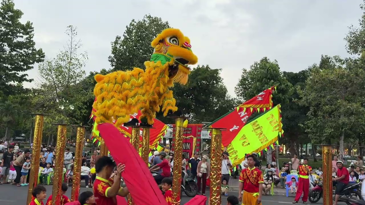 MÚA lÂN KHAi XUÂN  CHÚC MỪNG QUÁN ỐC TÔ BA TƯ :THÀNH PHỐ PHAN THIẾT-đoàn lân sư rồng NAM HOA 