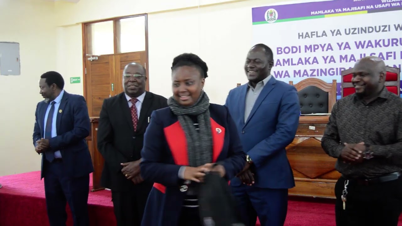 WAJUMBE WA BODI MPYA YA MAJAI SAFI NA USAFI WA MAZINDIA MJINI NJOMBE ILIVYOKABIDHIWA ZANA ZA KAZI