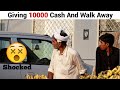 Giving strangers 10000 cash and walk away without saying a word