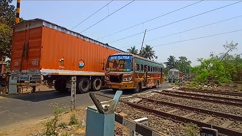 Gateman Trouble To Close Railgate Big container Truck Passing :Speedy Express Moved At Railgate