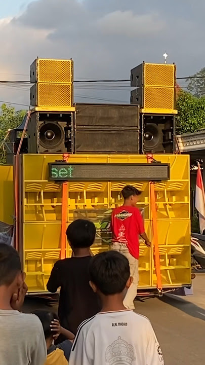 Sound system hm audio 4 sub f1 18 inch warna kuning karnaval tugu