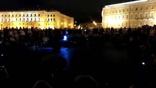 30 лет со дня гибели Виктора Цоя. Уличные музыканты на Дворцовой площади поют \