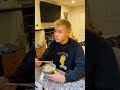 親子丼を食べる平良達郎。