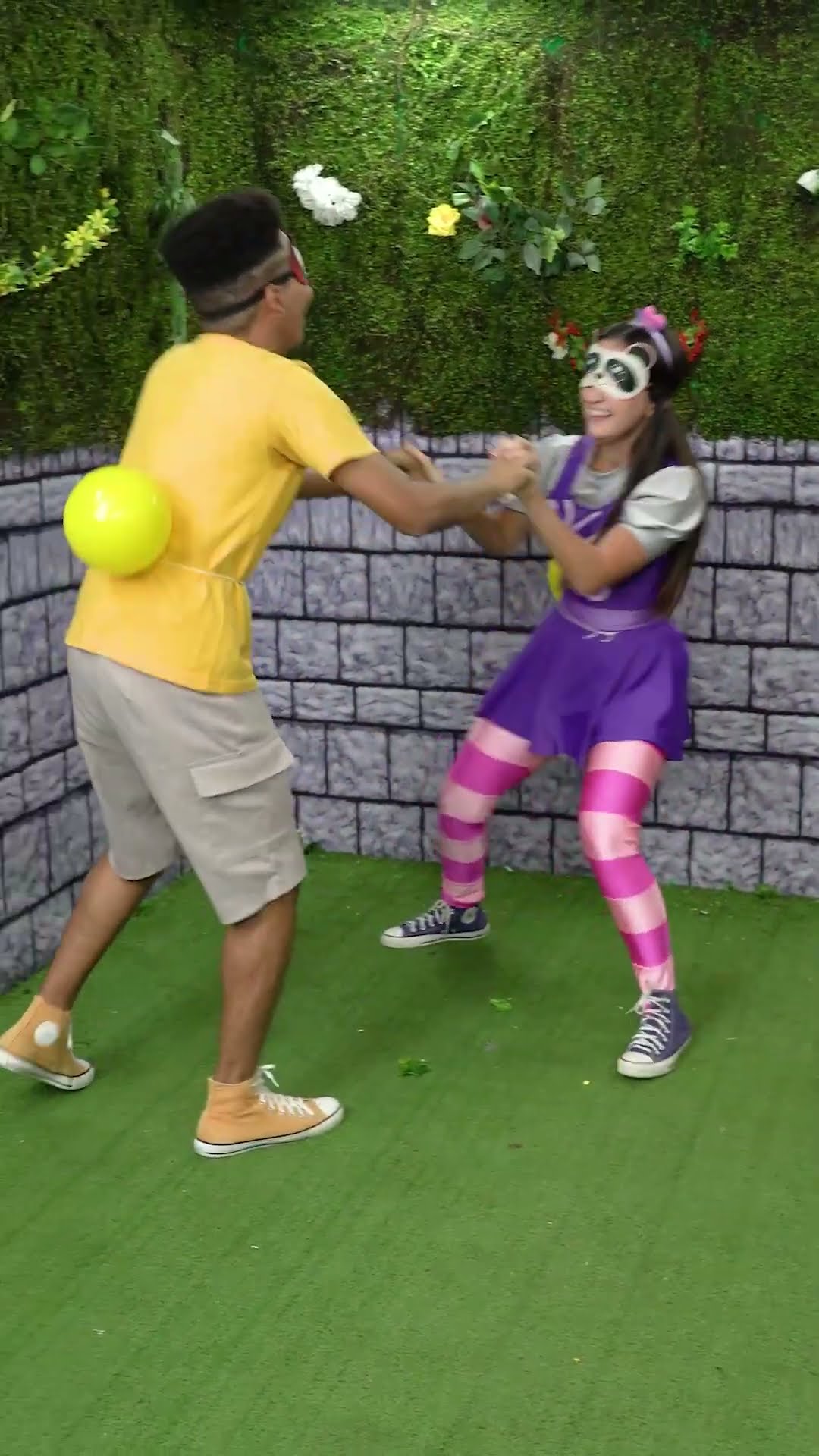 TENTE ESTOURAR A BOLA DO AMIGO