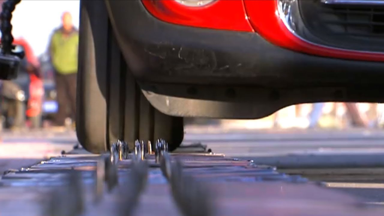 Chinese driver sets Guinness Record for fastest slalom with flat tire - YouTube